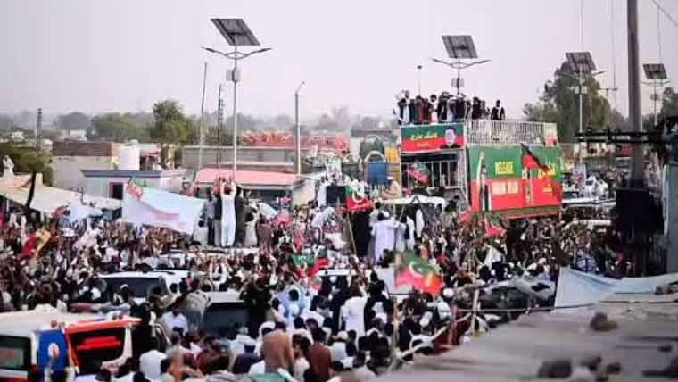 سہیل آفریدی کی قیادت میں پی ٹی آئی کا لانگ مارچ کوہاٹ پہنچ گیا، آج پشاور روانگی