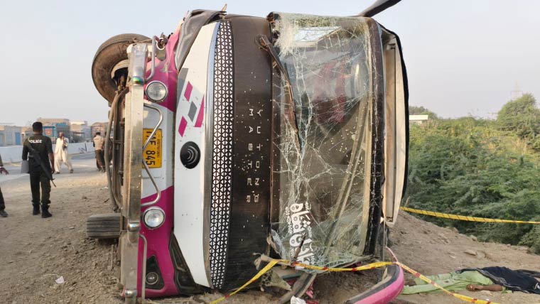 راجن پور میں انڈس ہائی وے پر مسافر کوچ کو حادثہ، 8 افراد جاں بحق، 40 زخمی
