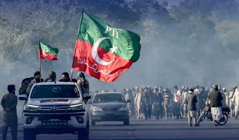 پی ٹی آئی کا اسلام آباد جانے سے قبل خیبرپختونخوا میں پڑاؤ ڈالنے کا فیصلہ
