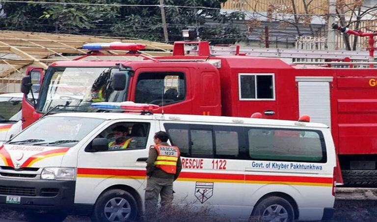 پشاور میں اسکول کی چھت گرنے سے 17 افراد جاں بحق، متعدد زخمی