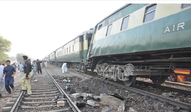 ڈہرکی میں ملت ایکسپریس کی ایک بوگی پٹری سے اترگئی، ٹرینوں کی آمدورفت متاثر